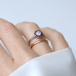 Bague Entourage en or blanc, rubis et diamants