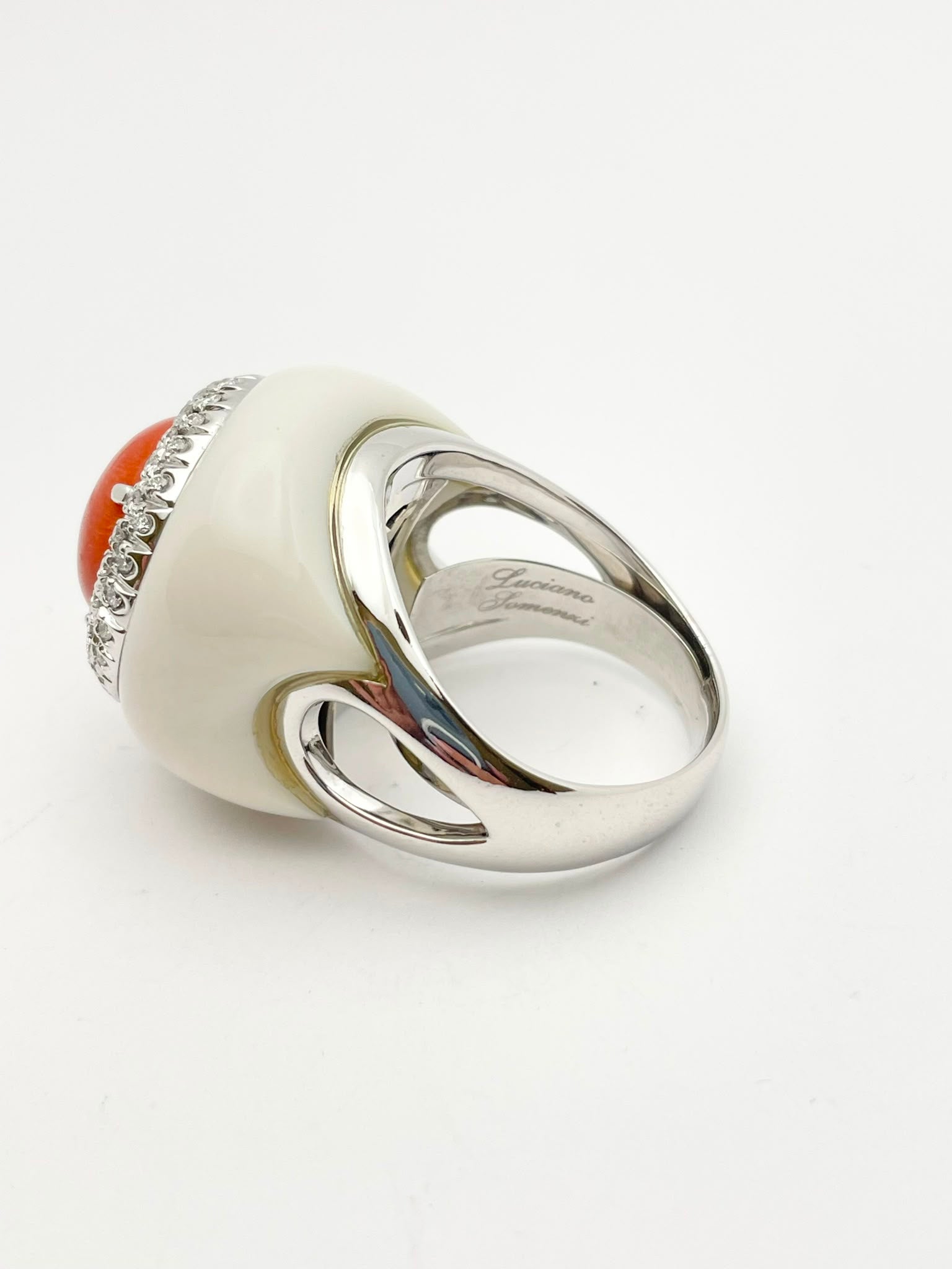 Bague Cocktail LUCIANO SOMENZI en or blanc, agate, corail et diamants
