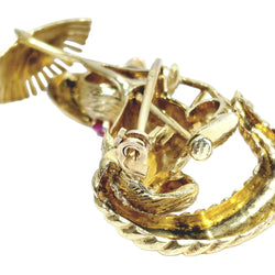 Broche en or champagne et rubis