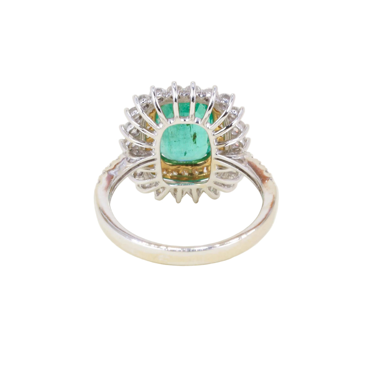Bague Entourage en or blanc, or jaune, émeraude et diamants