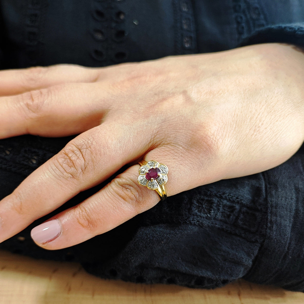 Bague Entourage en or jaune, rubis et diamants