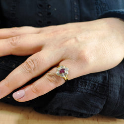 Bague Entourage en or jaune, rubis et diamants