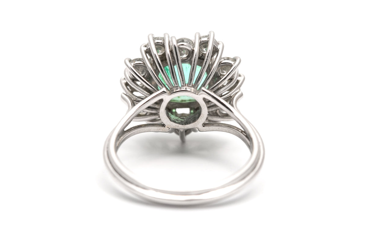 Bague Entourage en or blanc, émeraude et diamants