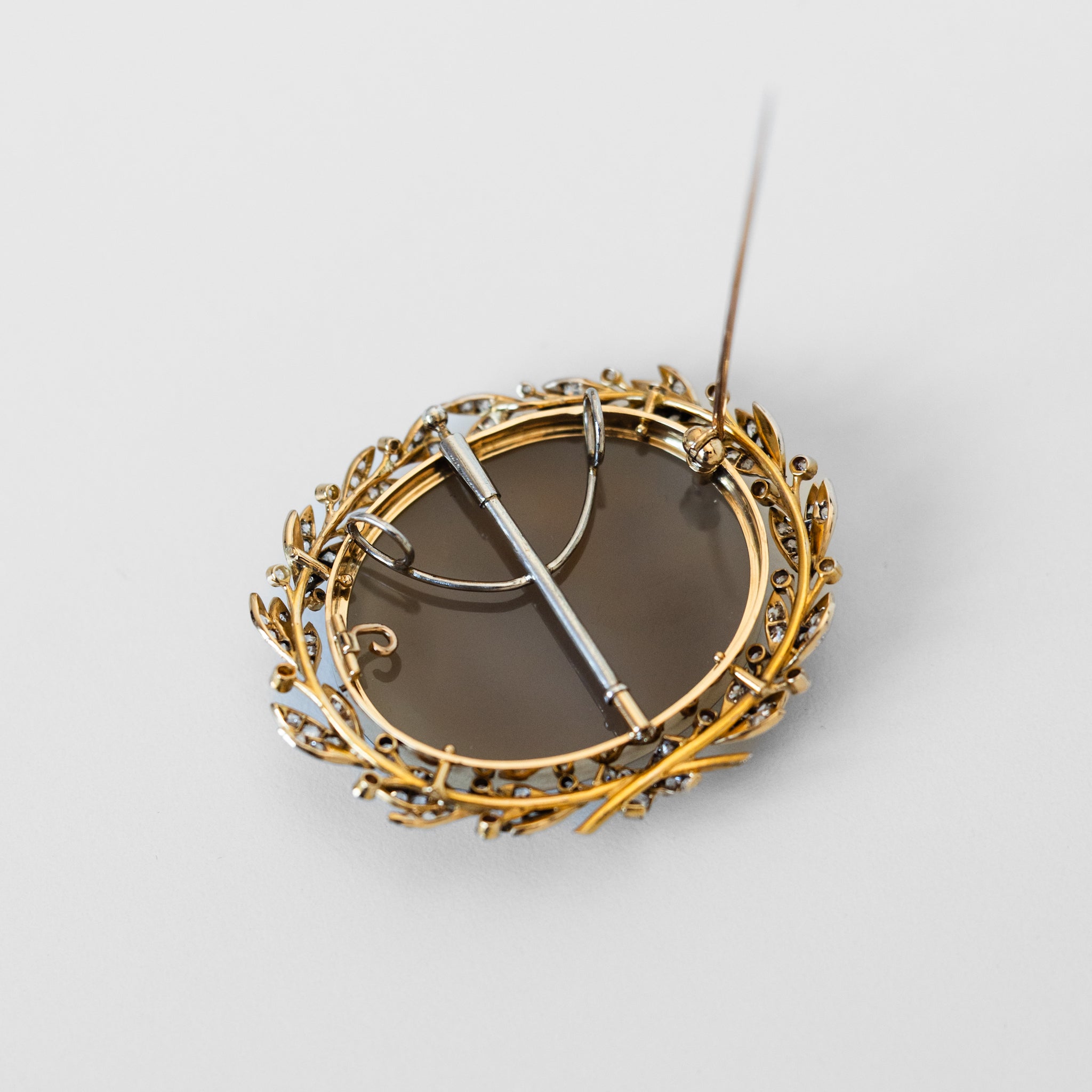 Broche Camée en or jaune et agate