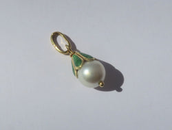 Pendentif en or jaune, émail et perle