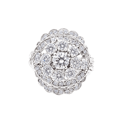 Bague fleur vintage en platine et diamants.