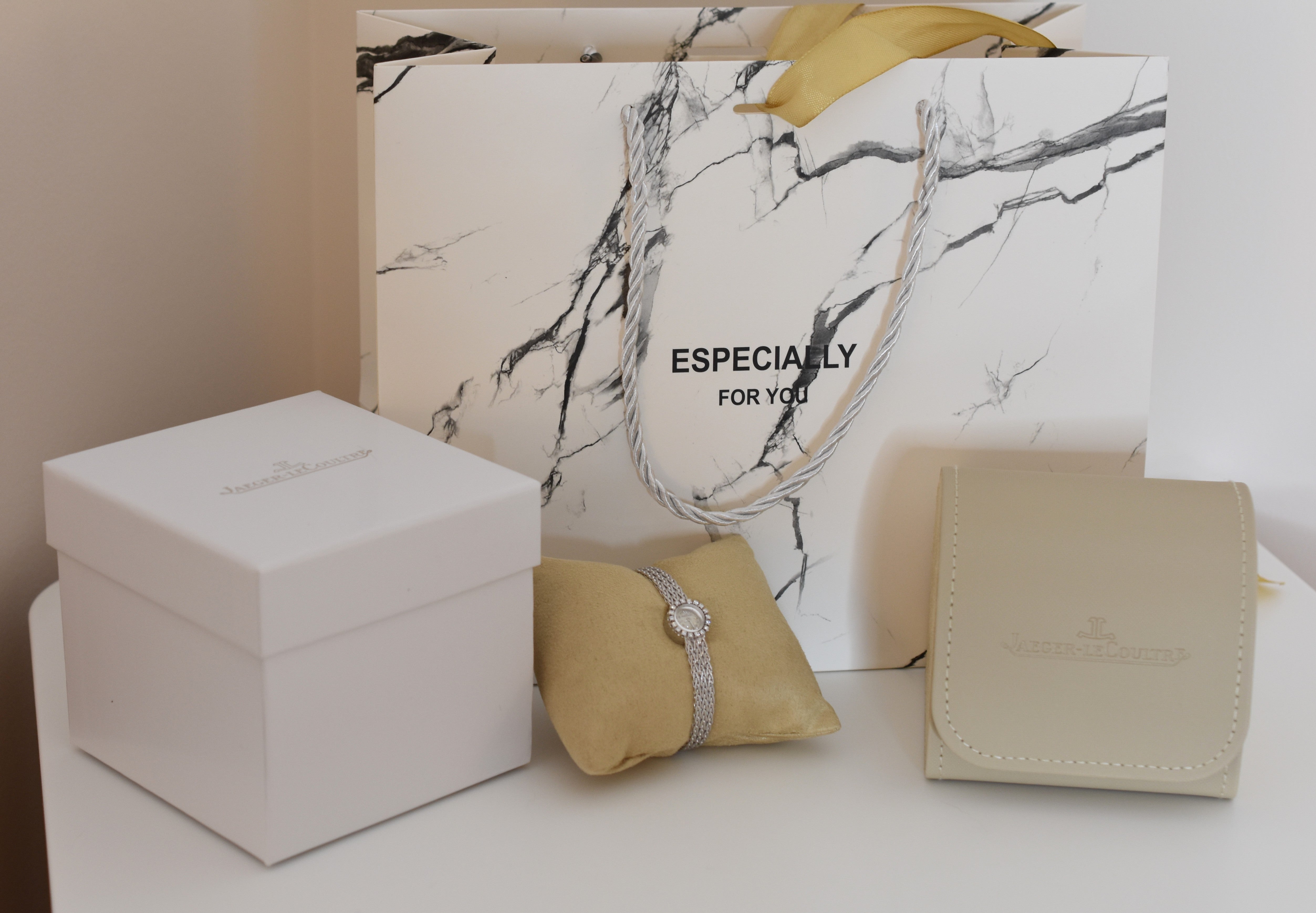 Jaeger-LeCoultre dame, entièrement or blanc 18 carats & diamants, vers 1960