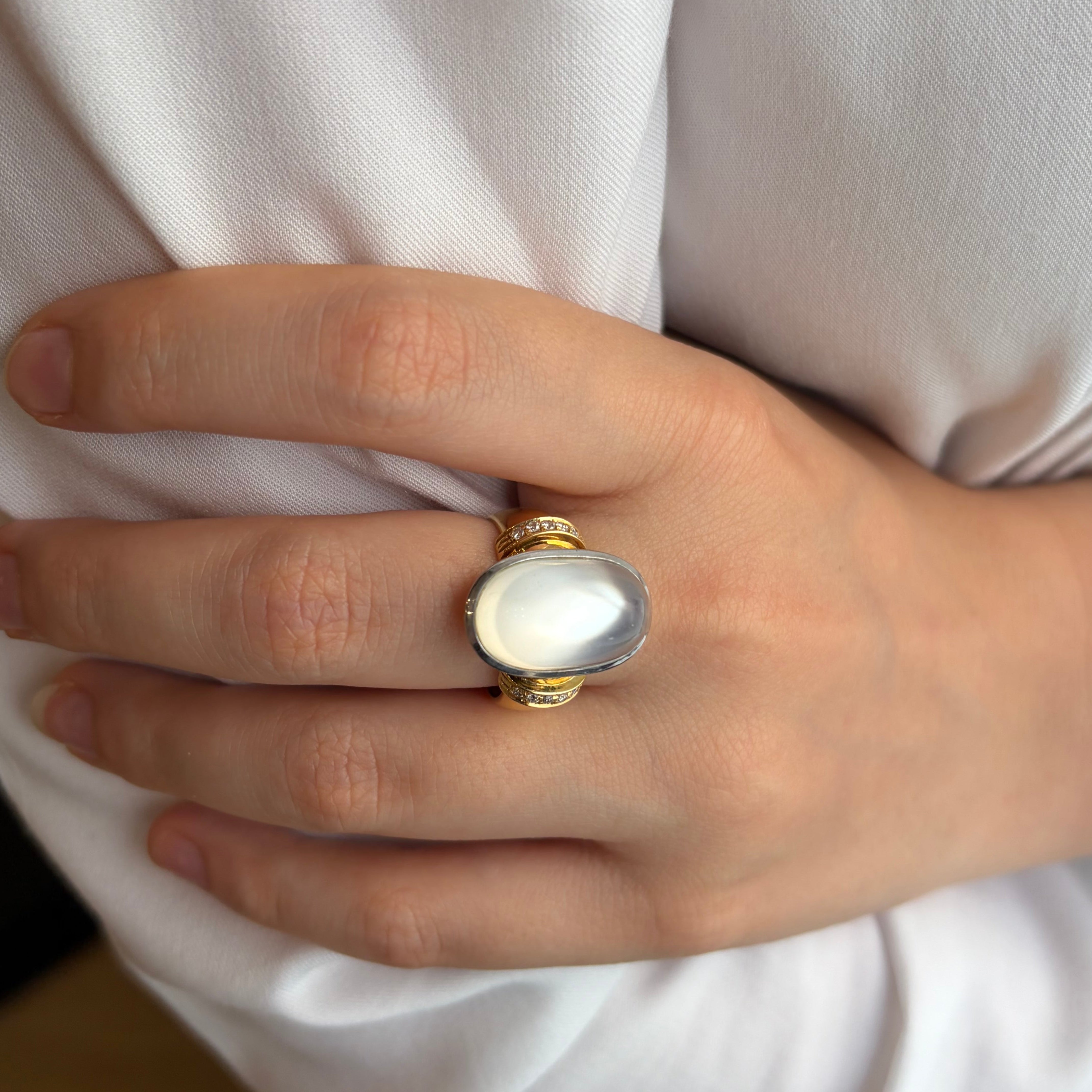 Bague Solitaire en or jaune, or blanc, pierre de lune et diamants