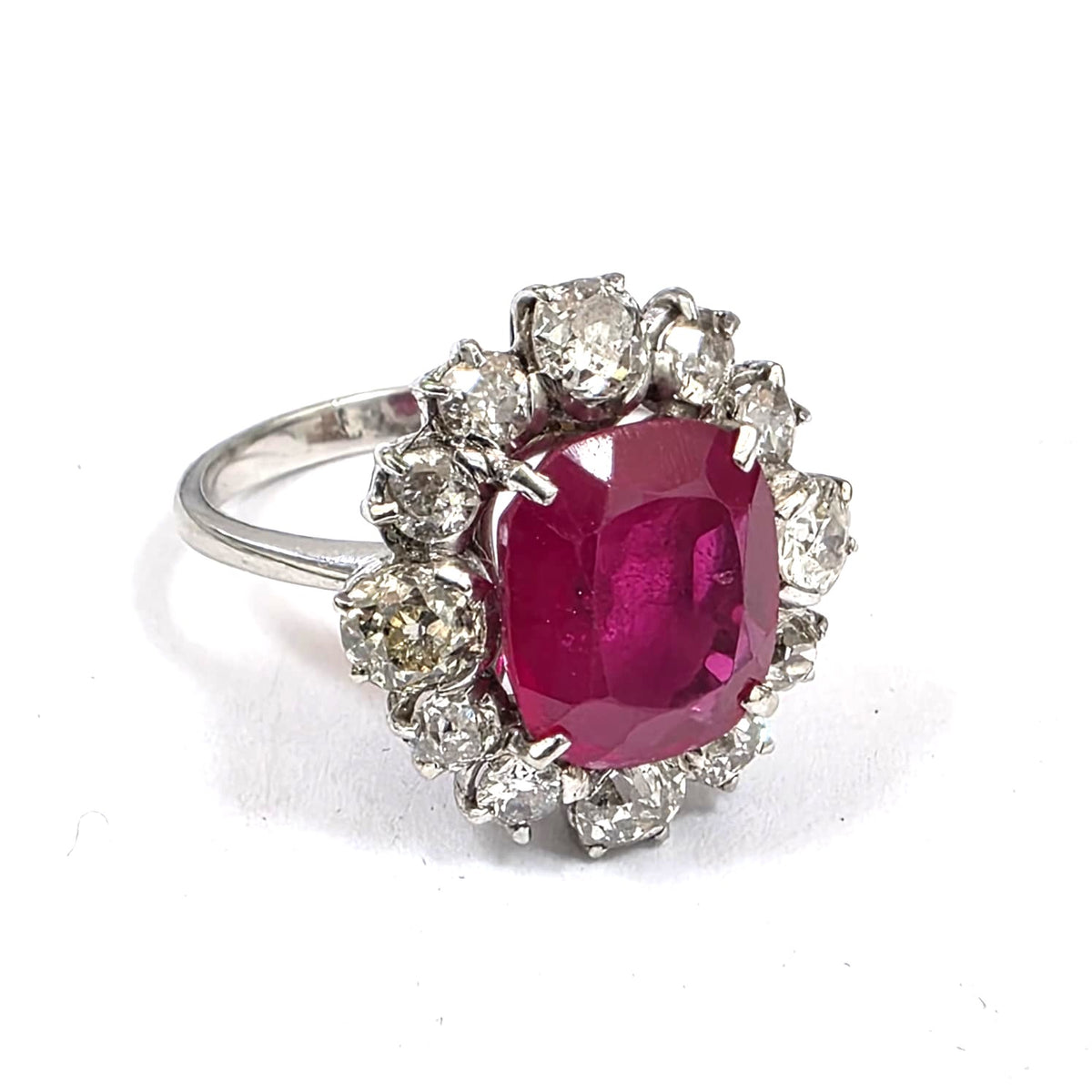 Bague Marguerite en or blanc, rubis et diamants