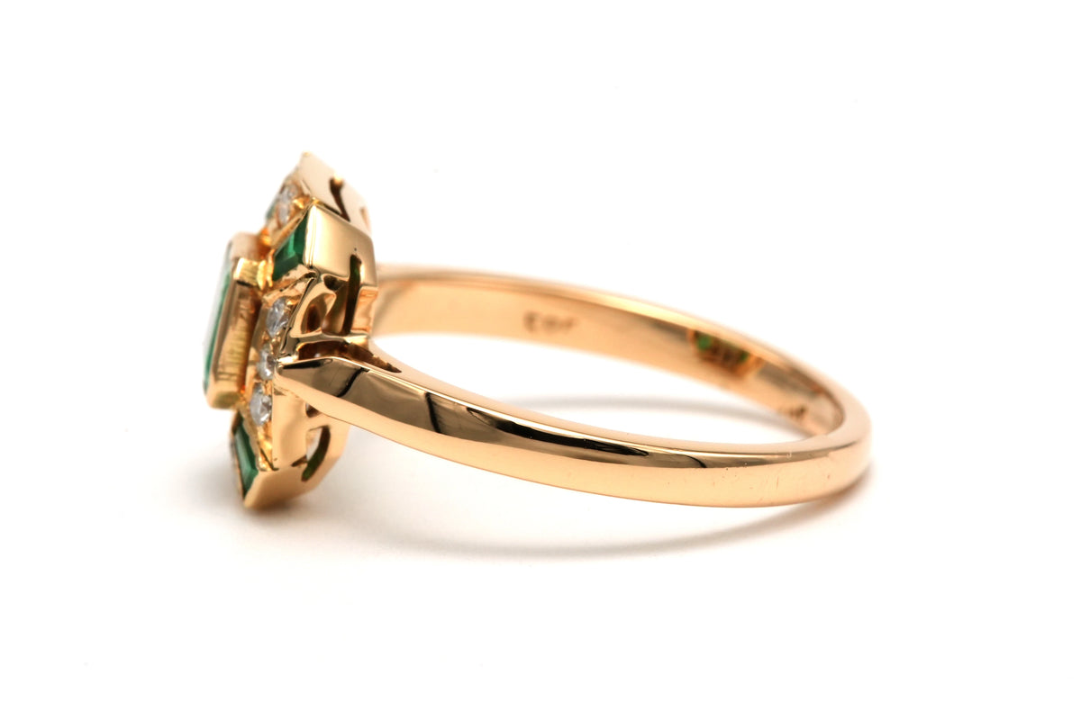 Bague Entourage en or jaune, émeraudes et diamants