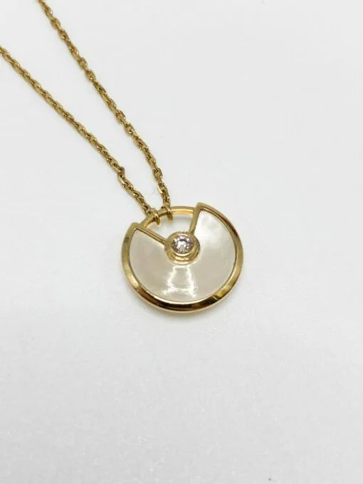 Collier Pendentif CARTIER Amulette en or blanc, nacre et diamant
