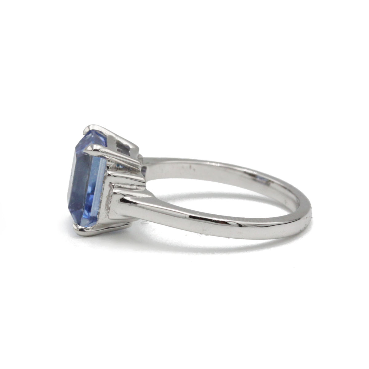 Bague en platine, saphir et diamants