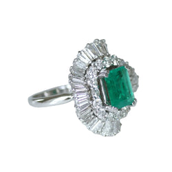 Bague Entourage en or blanc, émeraude et diamants