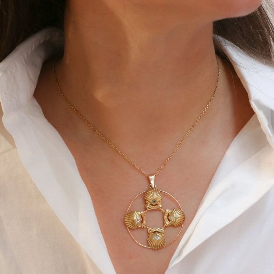 Cartier pour Shell, Pendentif vintage rond en or, diamants et émeraudes - Castafiore