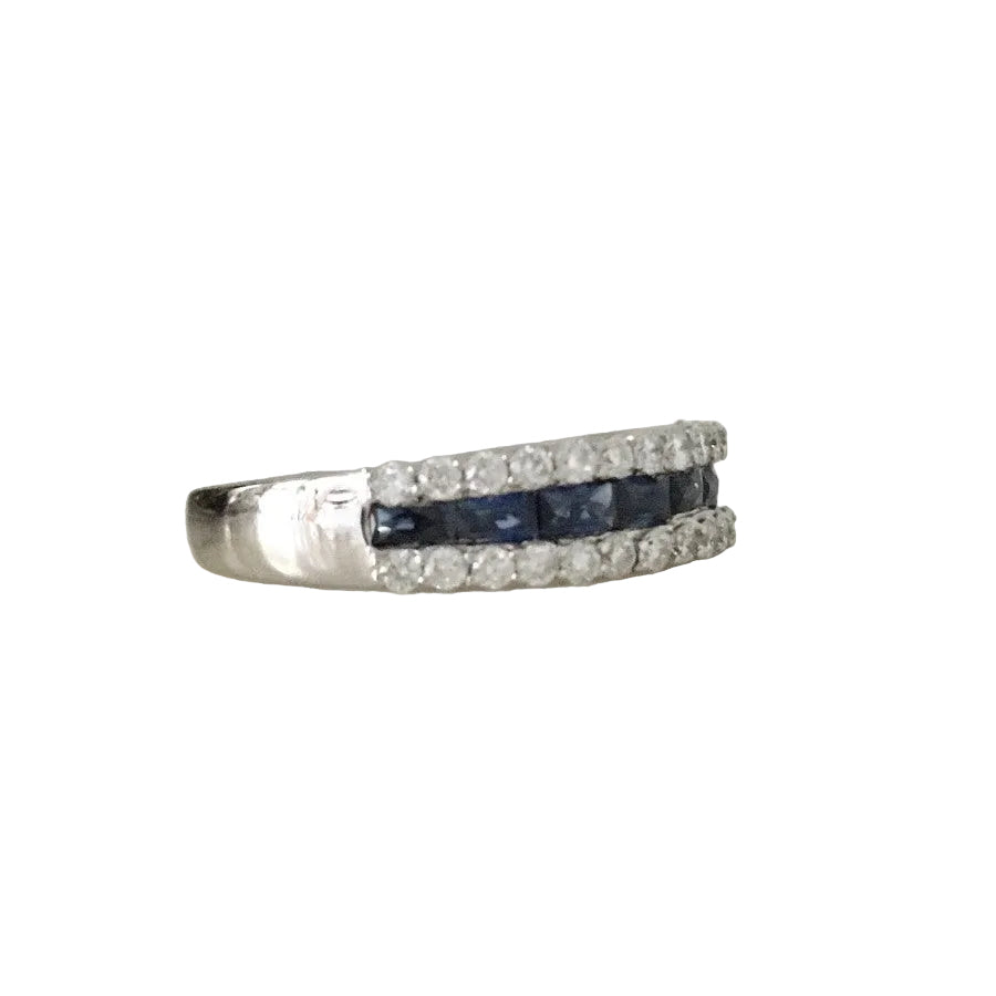Bague Alliance en or blanc, saphirs, et diamants