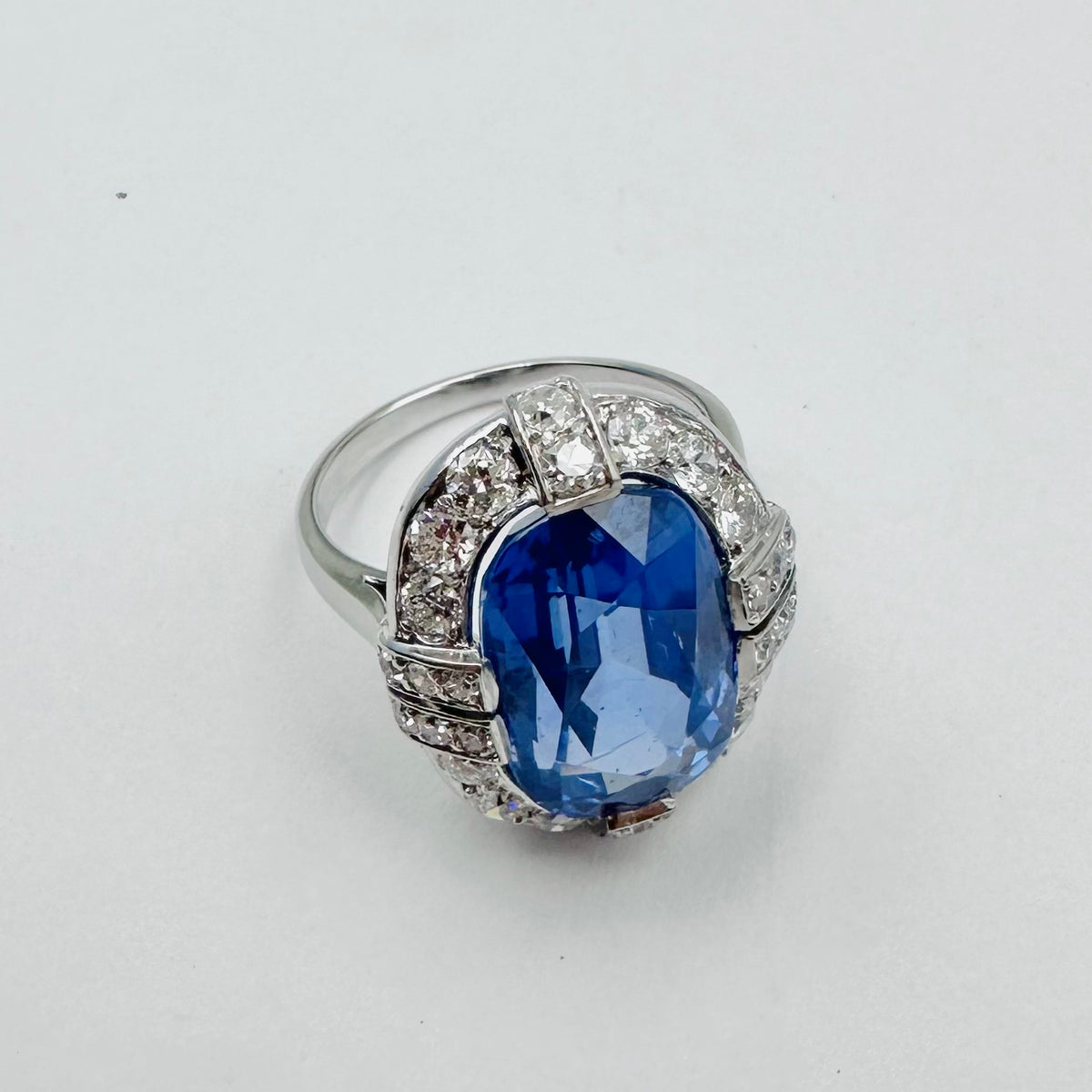 Bague Entourage en platine, saphir et diamants