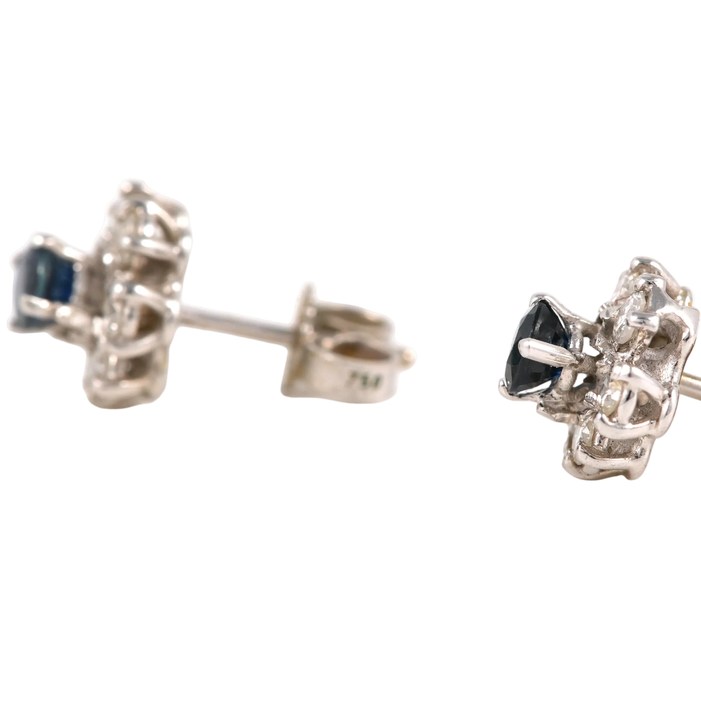 Boucles d'oreilles Puces en or blanc, saphirs et diamants