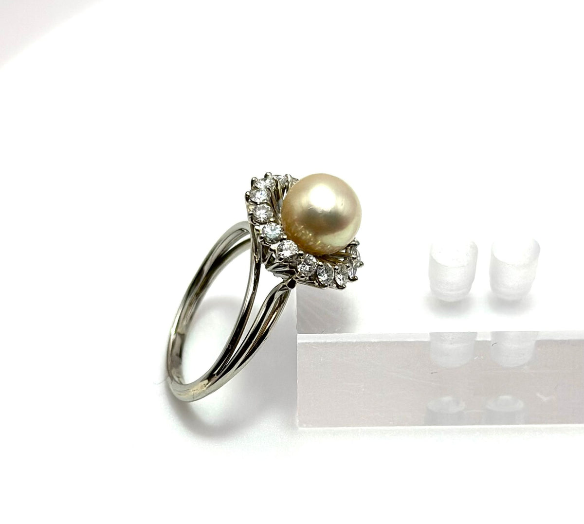 Bague Entourage en on blanc, perle et diamants