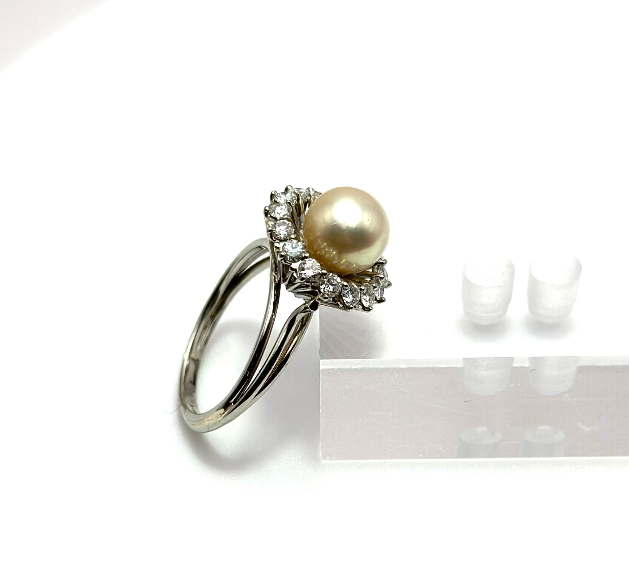 Bague Entourage en on blanc, perle et diamants