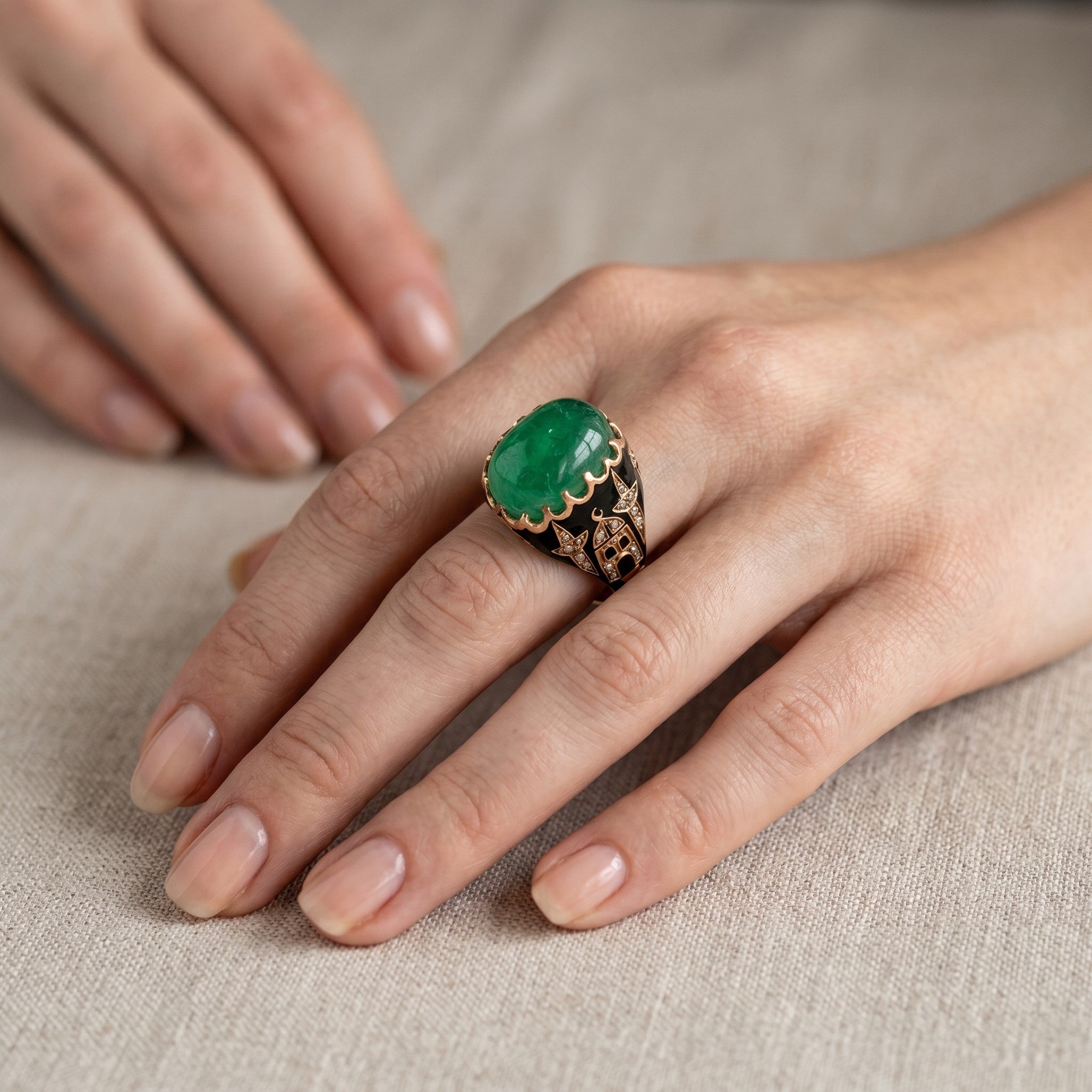 Bague Cocktail en or jaune, émail, émeraude et diamants