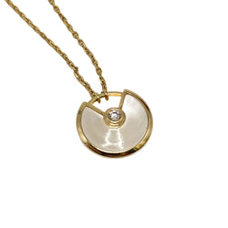 Collier Pendentif CARTIER "Amulette" en or jaune, nacre et diamants