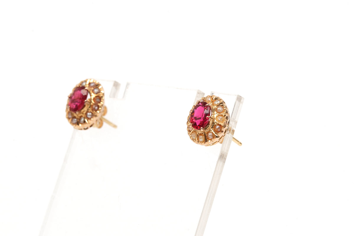 Boucles d'oreilles Puces en or jaune, perles et rubis