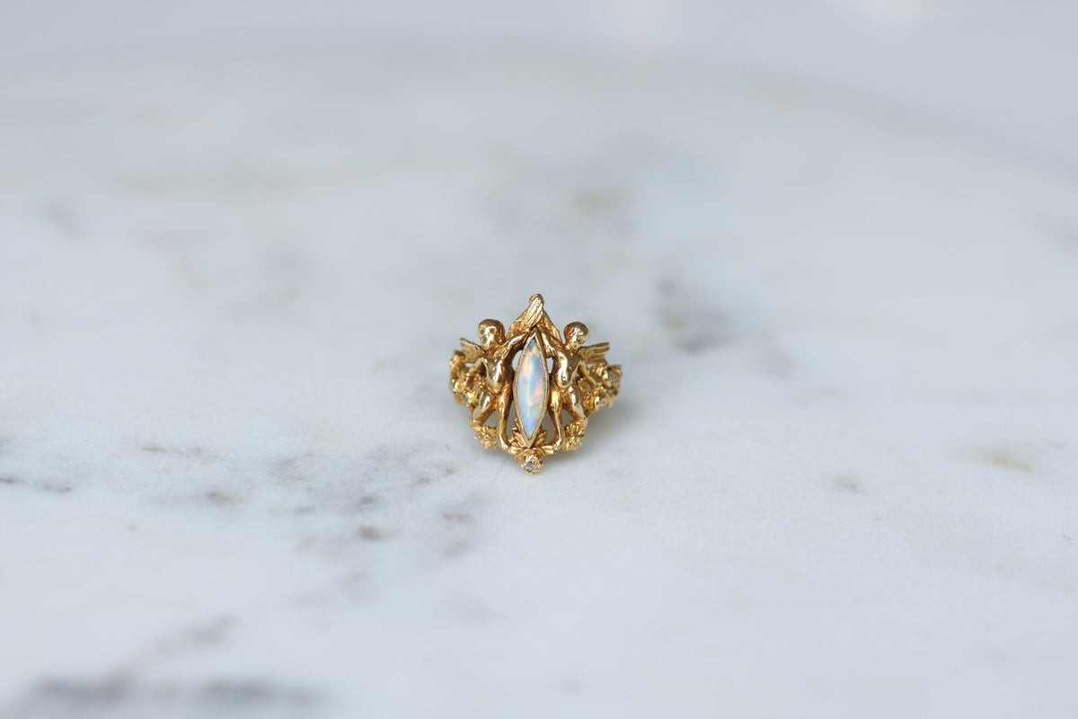 Bague Ancienne Anges Opale et Diamants sur Or Jaune