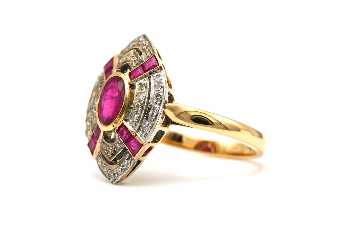 Bague Marquise en or jaune, rubis et diamants