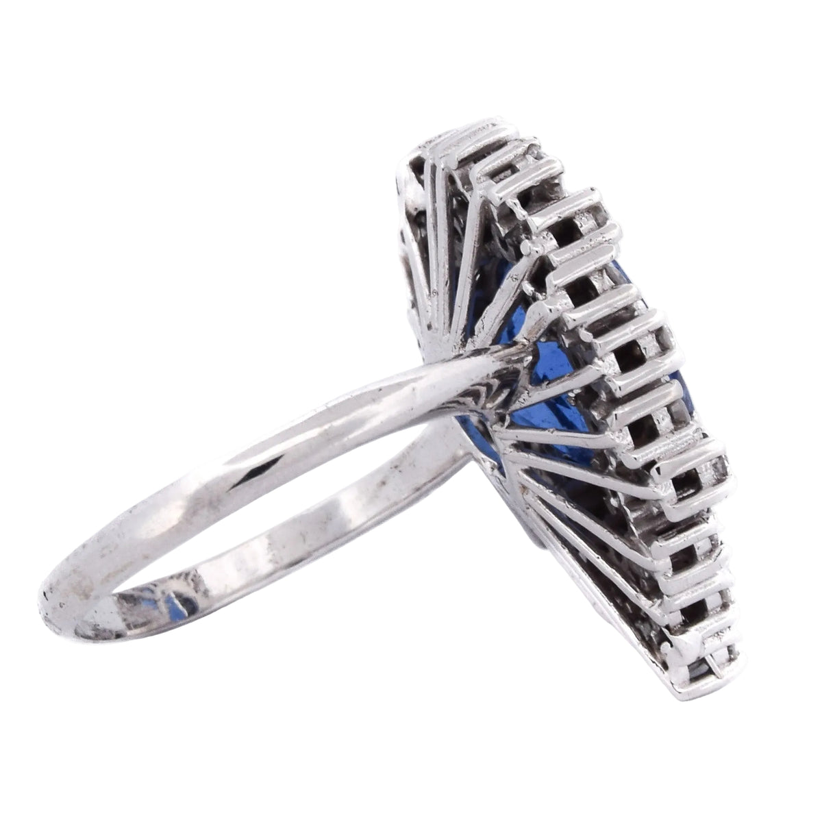 Bague Entourage en or blanc, saphir et diamants
