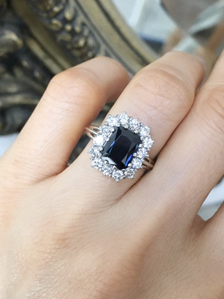 Bague Entourage en or blanc, saphir, et diamants