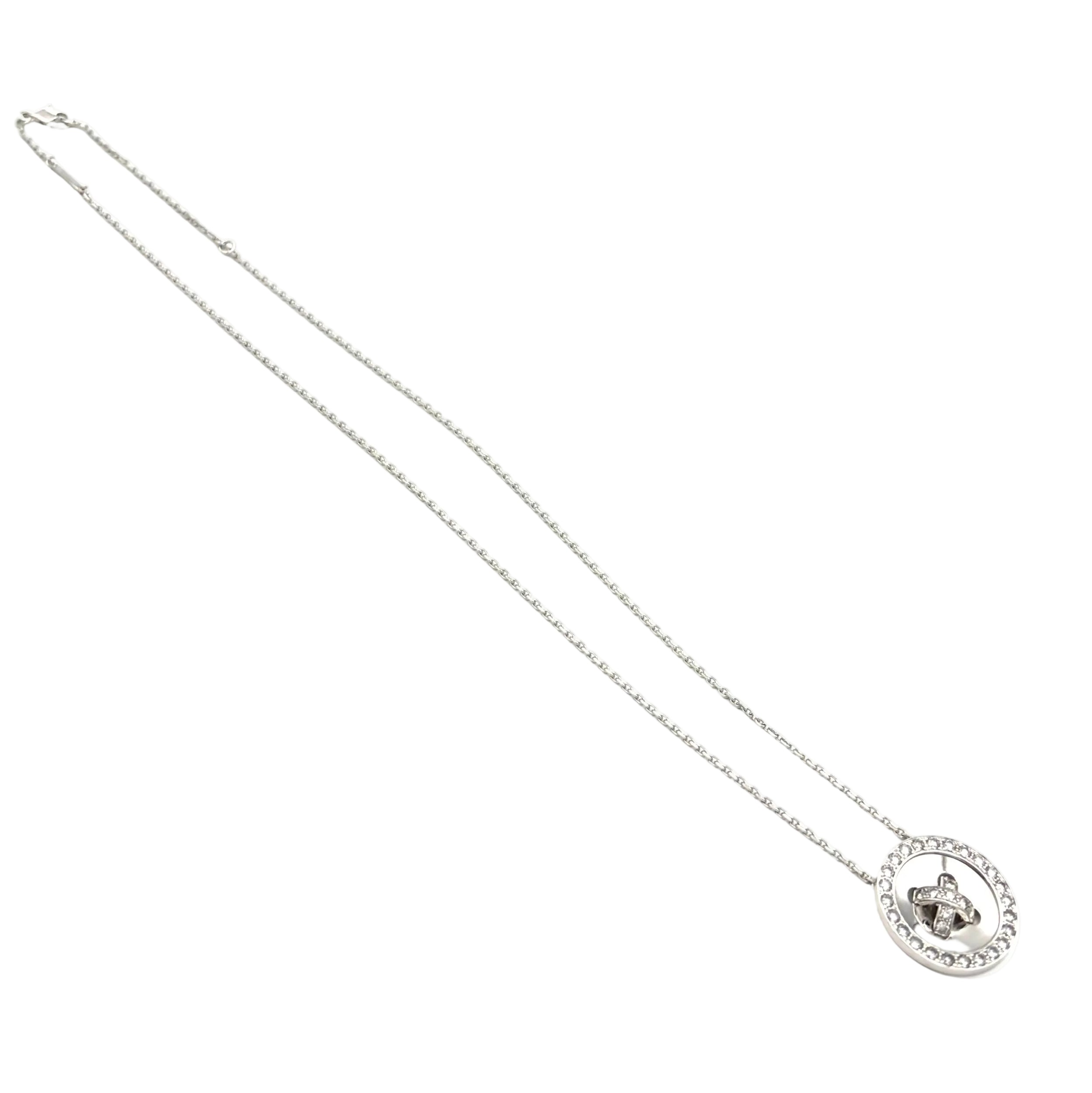 Collier Pendentif VAN CLEEF & ARPELS "Boutonnière" en or blanc et diamants