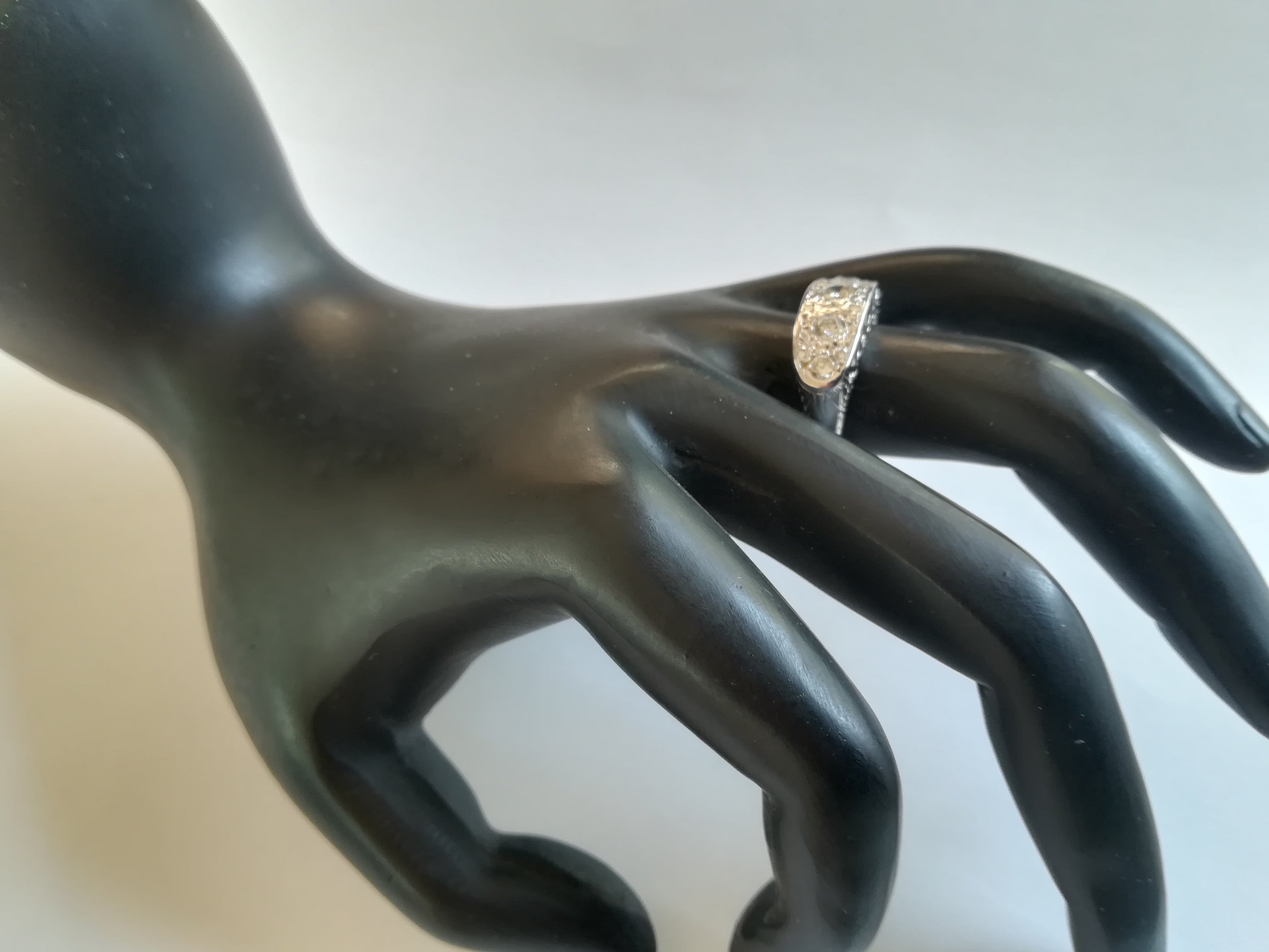 Bague Ancienne Jarretière en or blanc et diamants