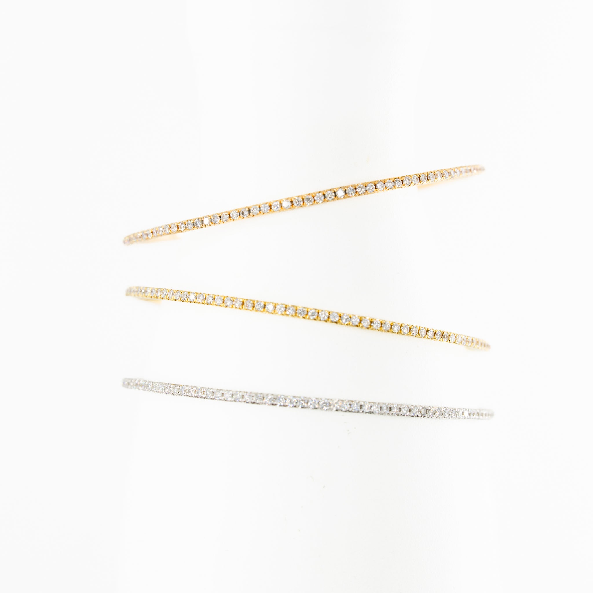 Trois bracelets Joncs en or blanc, or jaune, or rose et diamants