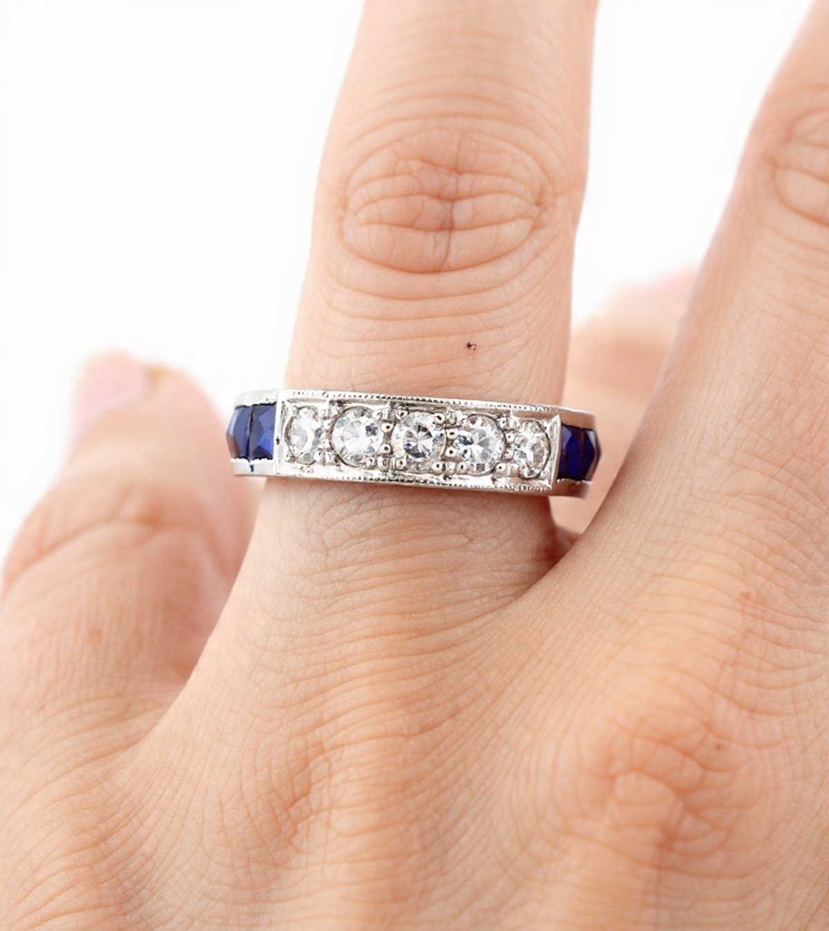 Bague Alliance en or blanc, saphirs et diamants