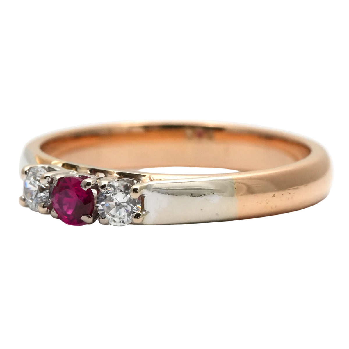 Bague Trilogie en or blanc, or jaune, rubis et diamants