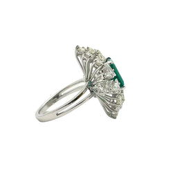 Bague Entourage en or blanc, émeraude et diamants