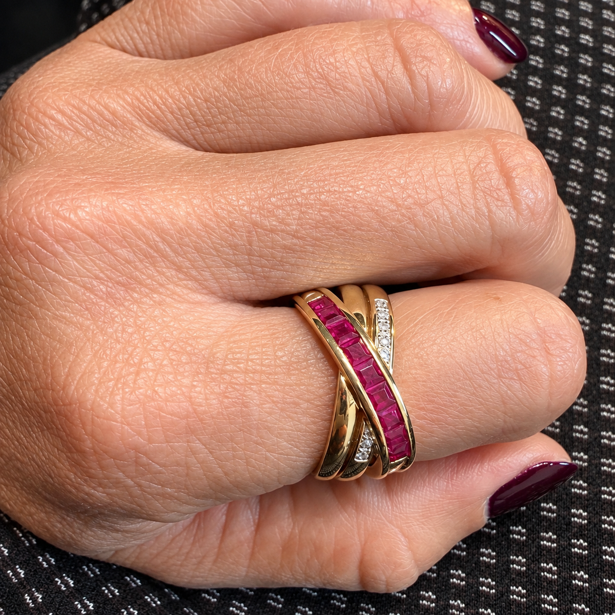 Bague en or jaune, rubis et diamants
