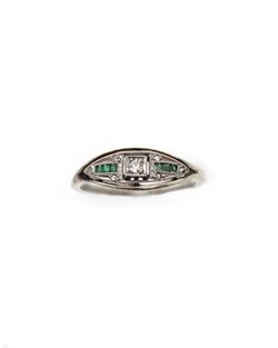 Bague en or blanc, platine, émeraudes et diamants