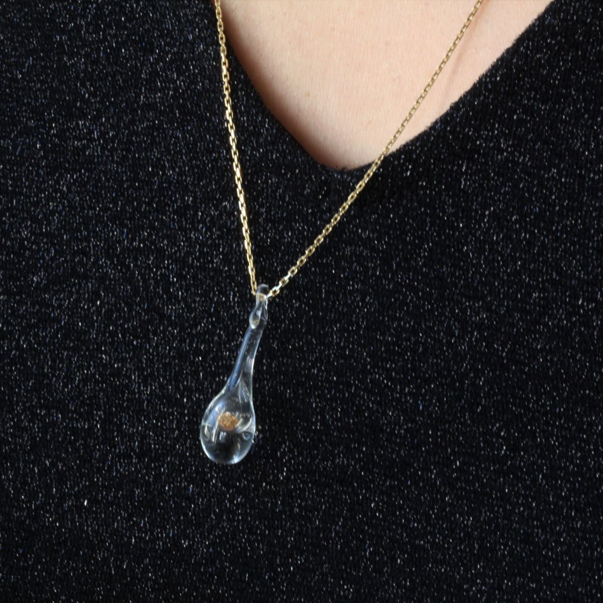 Chaîne en or et son pendentif en verre et paillettes dorées - Castafiore