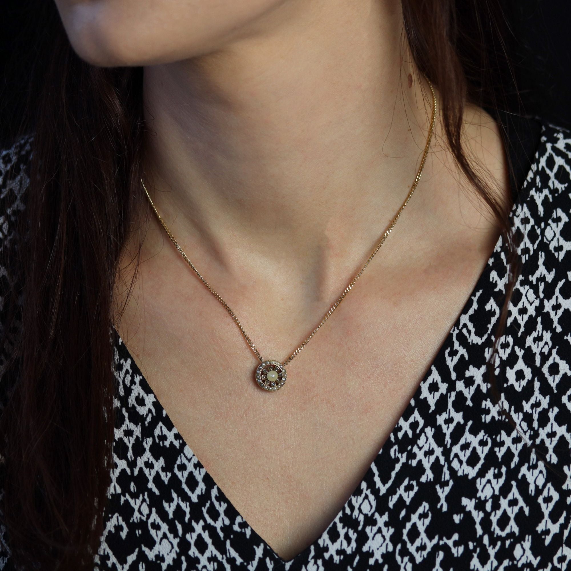 Chaine maille gourmette et son motif ancien perles fines et diamants