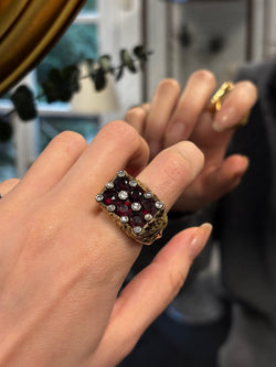 Chevalière en or, grenats et diamants - Castafiore