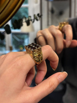 Chevalière en or, grenats et diamants - Castafiore