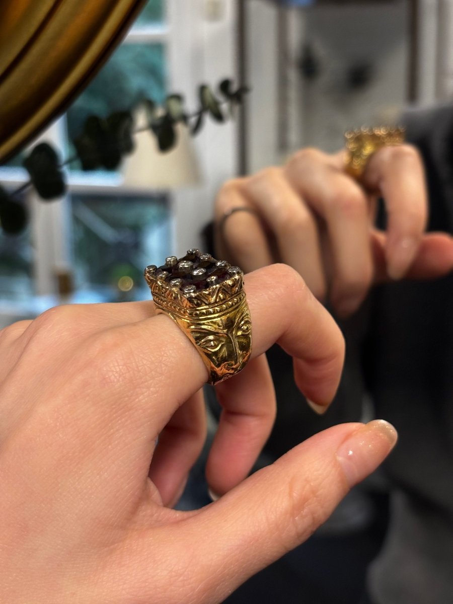 Chevalière en or, grenats et diamants - Castafiore