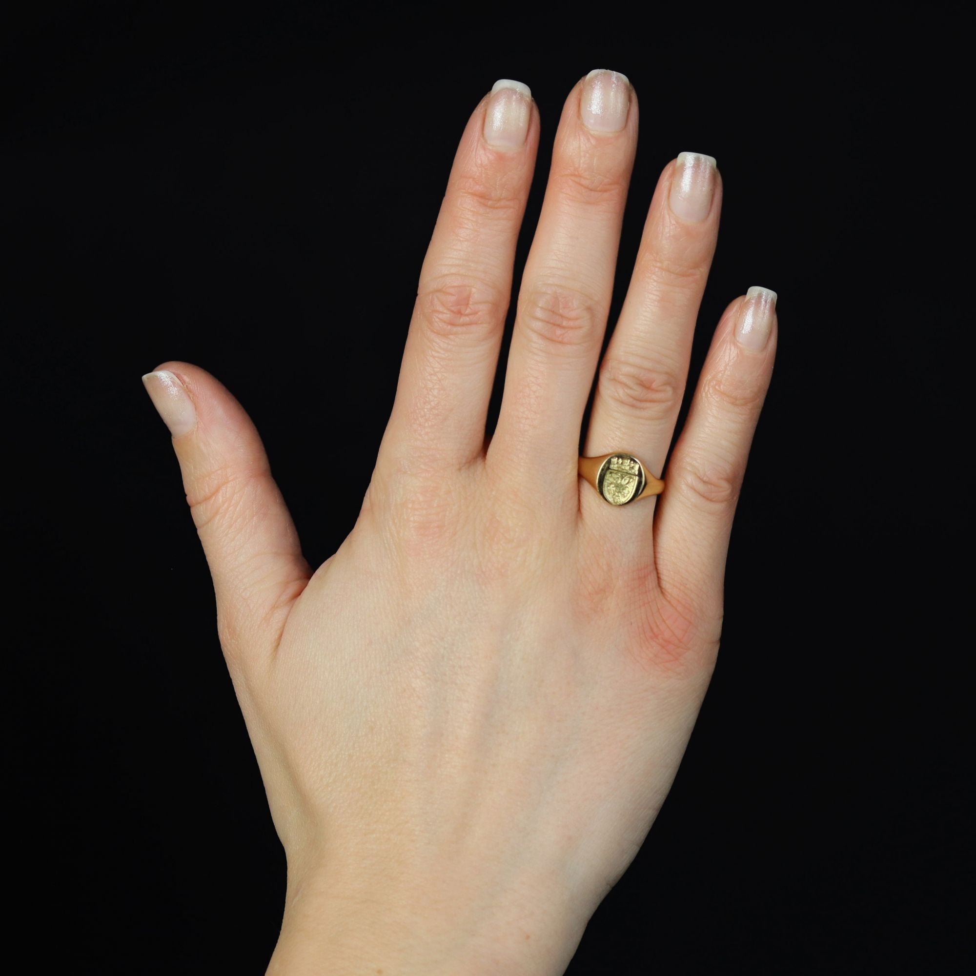 Women's signet ring yellow gold blazon