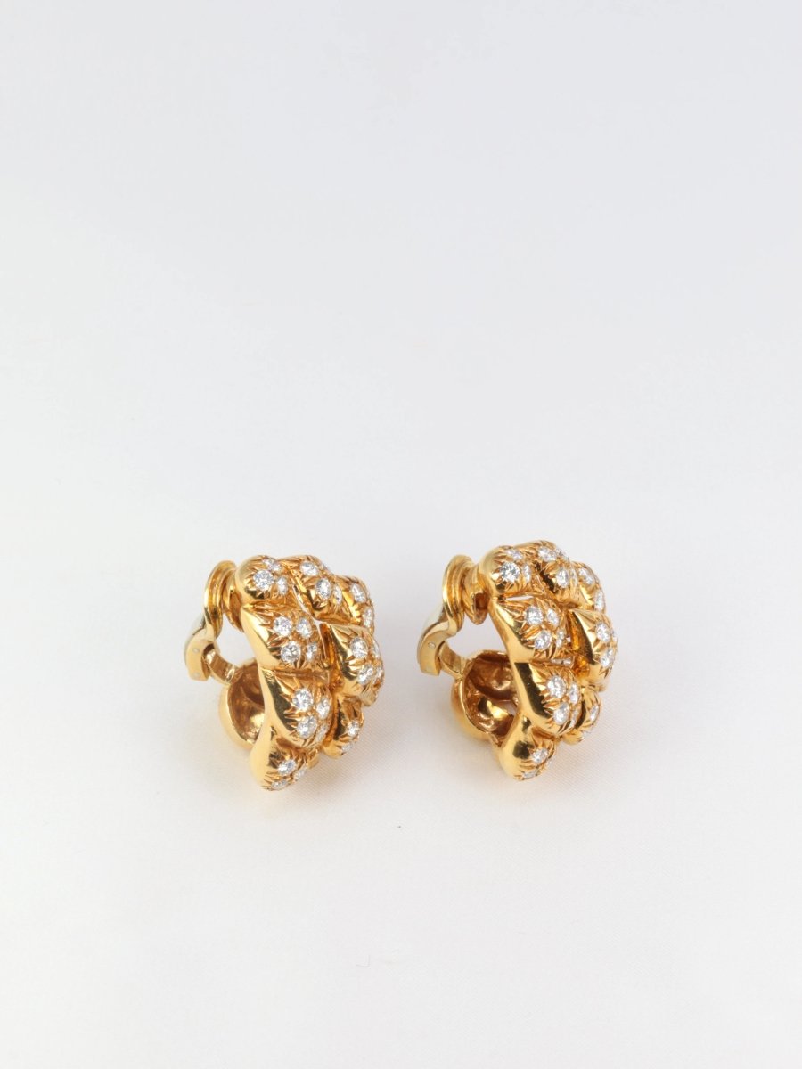Clips d’oreilles pommes de pins en or et diamants, 1970 - Castafiore