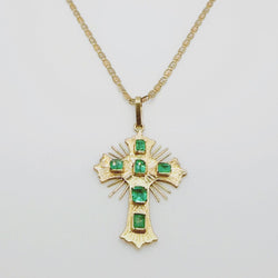 COLGANTE EN FORMA DE CRUZ CON ESMERALDAS EN ORO AMARILLO - Castafiore