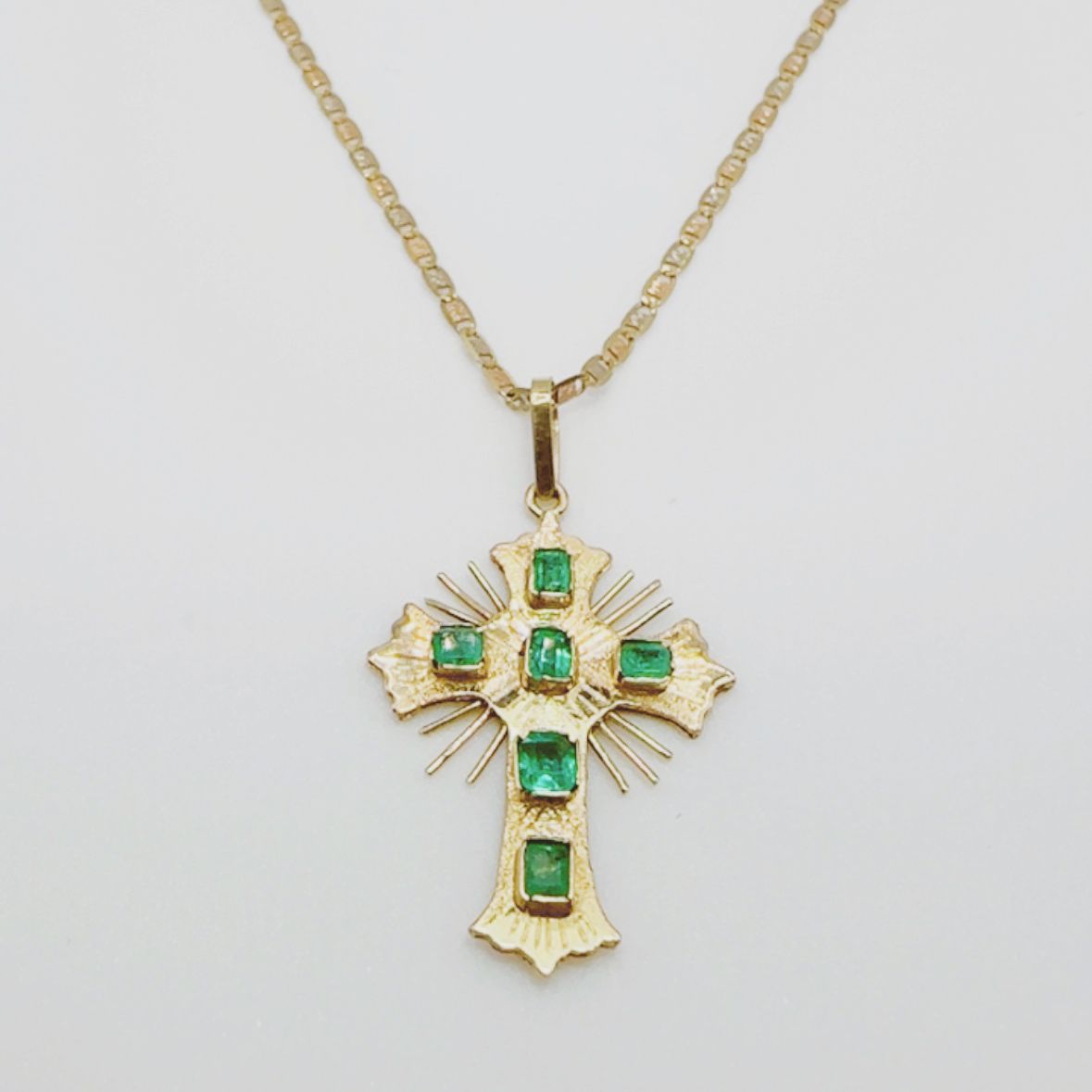 COLGANTE EN FORMA DE CRUZ CON ESMERALDAS EN ORO AMARILLO - Castafiore