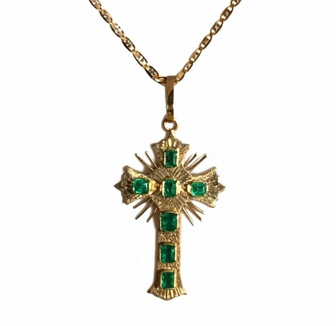 COLGANTE EN FORMA DE CRUZ CON ESMERALDAS EN ORO AMARILLO - Castafiore