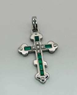 COLGANTE EN FORMA DE CRUZ EN ORO , CON ESMERALDAS Y DIAMANTES - Castafiore