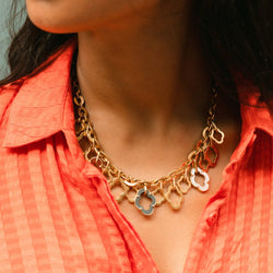 Collier à breloques en or jaune, nacre et cornaline - Castafiore